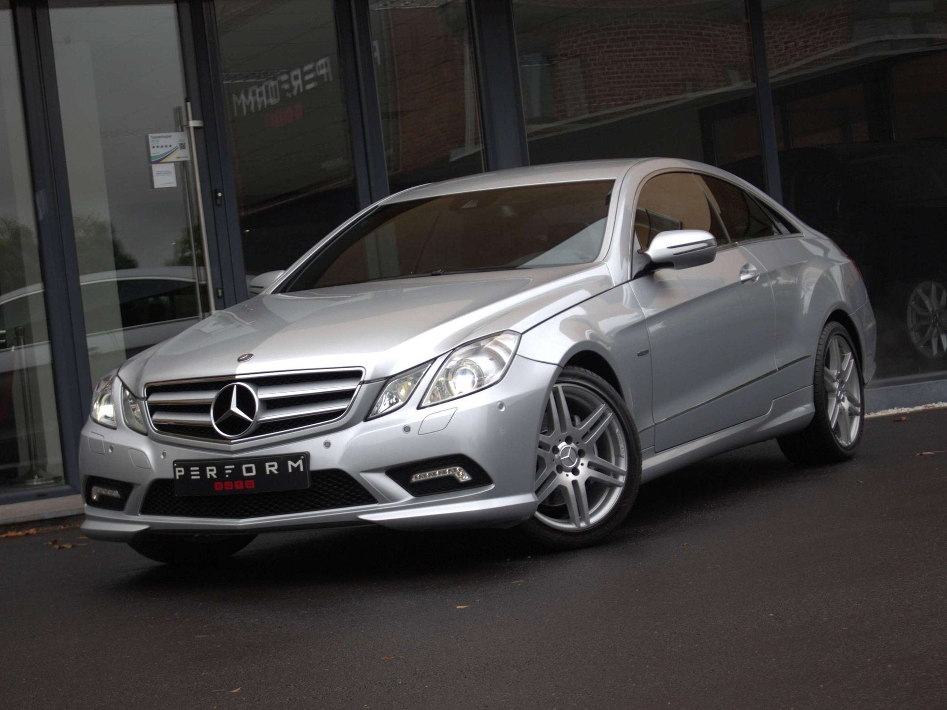 Mercedes-Benz E 250 COUPE E 250 Avantgarde *AMG Line*205pk*, Auto's, Automaat, Gebruikt, Zwart, 4 cilinders