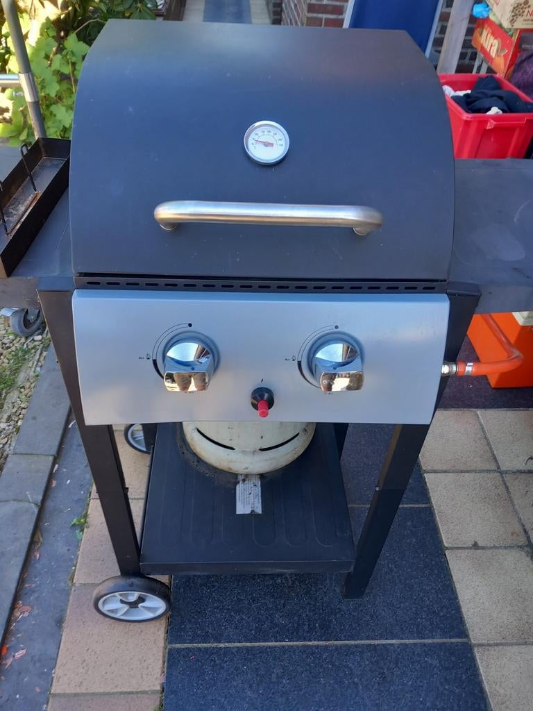 Barbecue met gasfles, bevat 2 branders, Ophalen of Verzenden