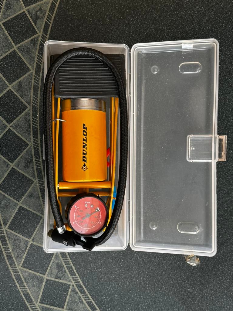 Dunlop Voetpomp met Manometer – Inclusief Opbergbox, Ophalen, Drukmeter