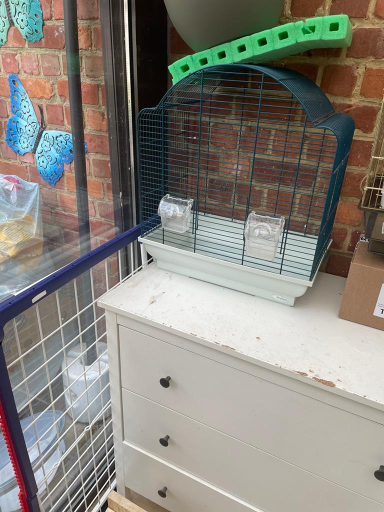 Deux cages à oiseaux avec gamelles et perchoirs à vendre, Enlèvement, Utilisé, Synthétique, Cage à oiseaux