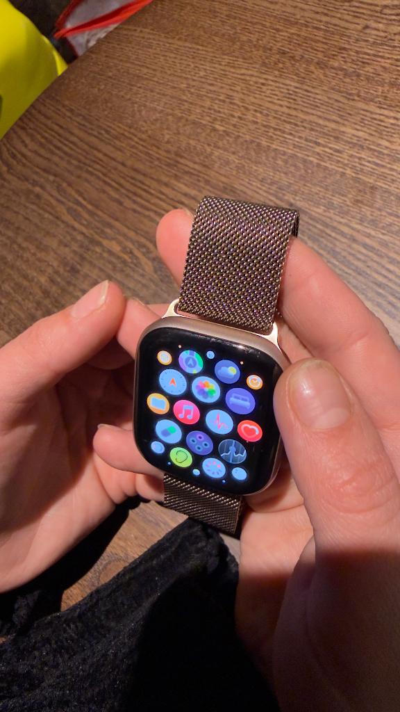 Klok Apple Watch Series 11 Gold – Bought in Dubai (UAE), Geel, IOS, Ophalen of Verzenden, Zo goed als nieuw