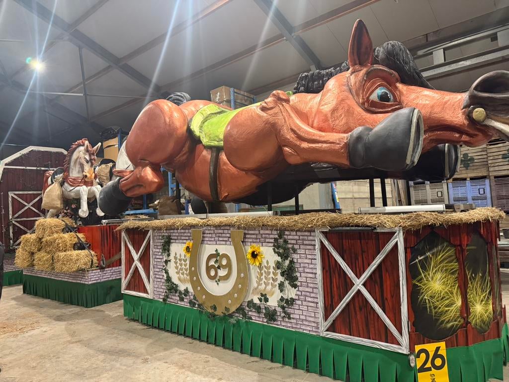 Carnavalwagen met ingebouwde tractor, Enlèvement