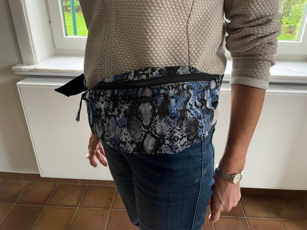 Un joli sac banane bleu signé Karen by Simonsen, Enlèvement ou Envoi, Comme neuf, Bleu
