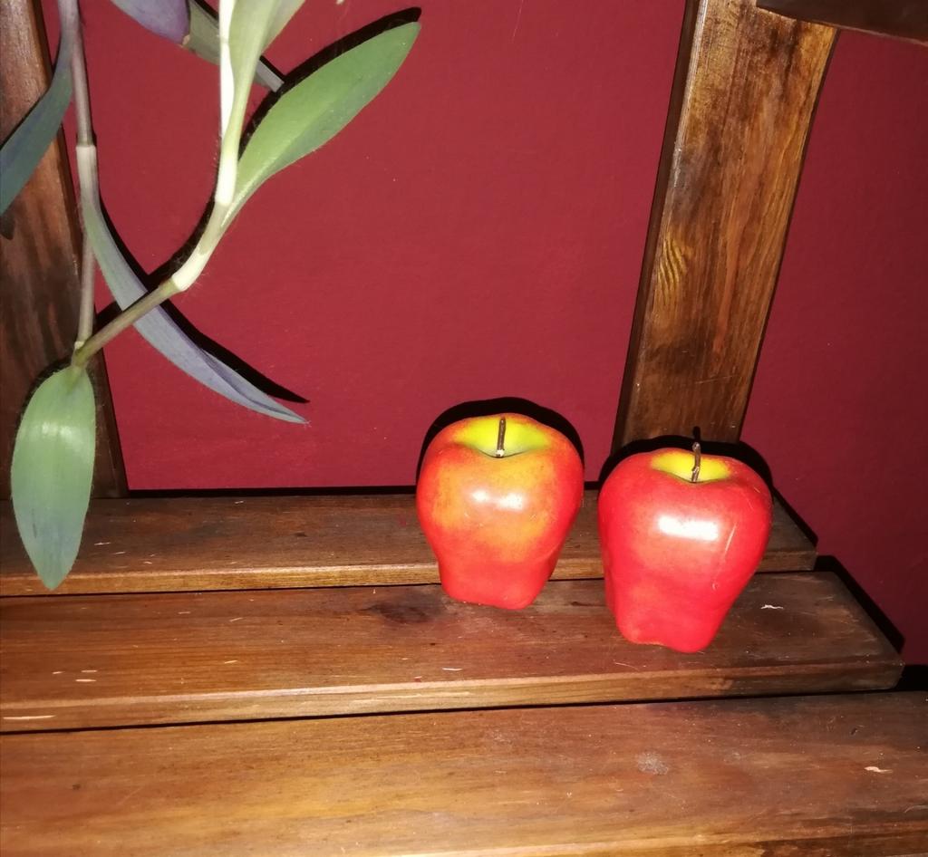 2 decoratieve kaarsen rode appel, Huis en Inrichting, Ophalen of Verzenden, Zo goed als nieuw, Rood, Kaars