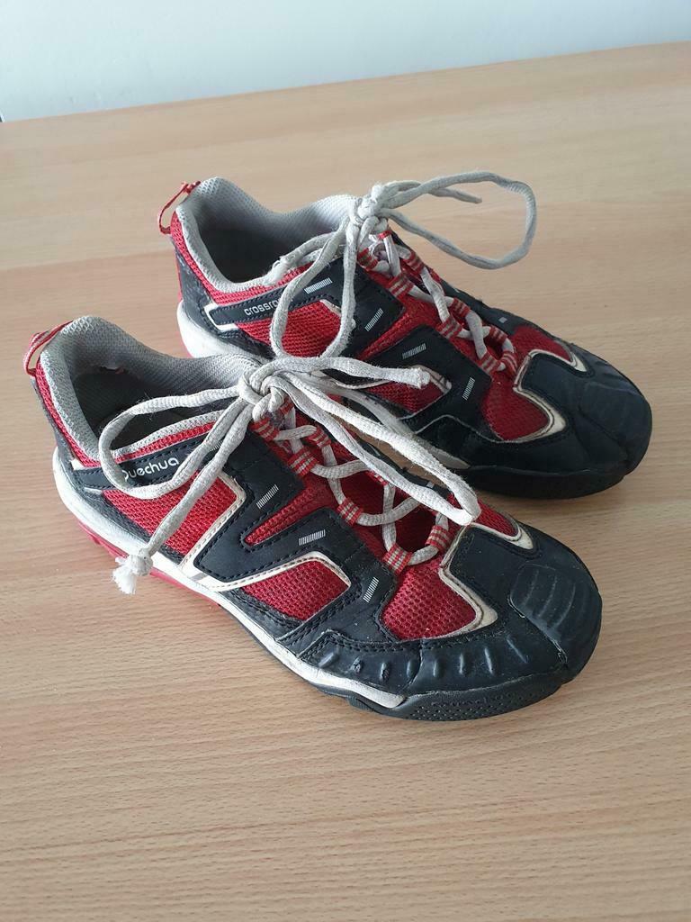 zwart-rode schoenen - Quecha - maat 34, Kinderen en Baby's, Kinderkleding | Schoenen en Sokken, Ophalen, Gebruikt, Quechua, Schoenen
