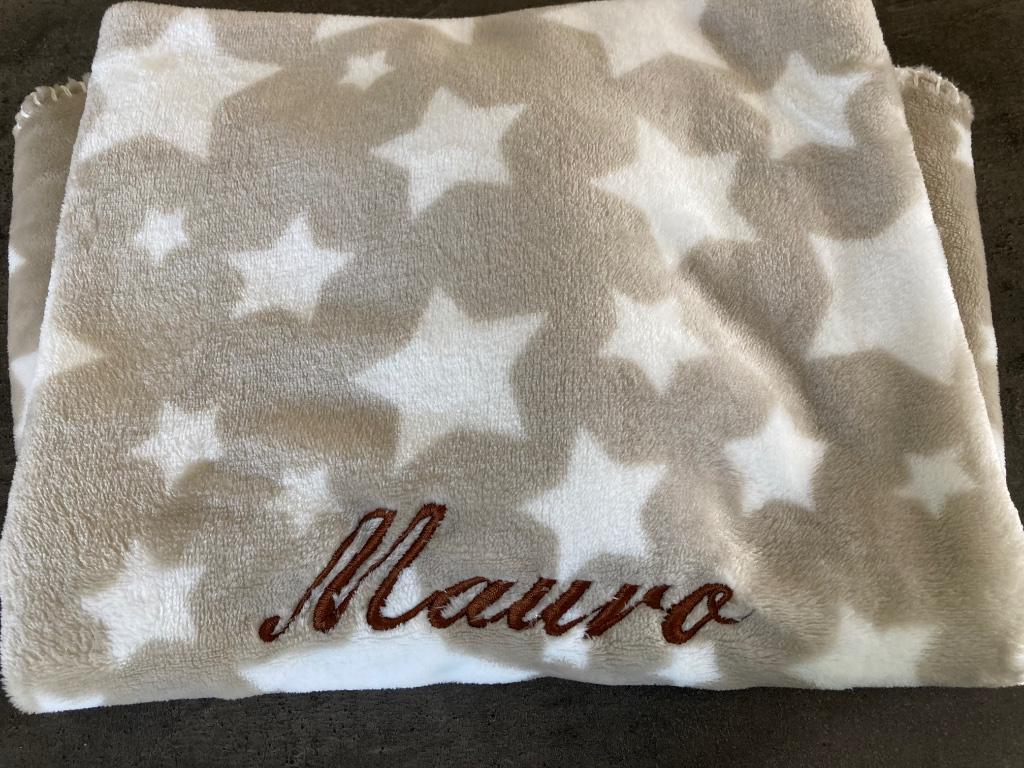 Zacht dekentje met naam Mauro op geborduurd, Ophalen of Verzenden, Nieuw, Deken