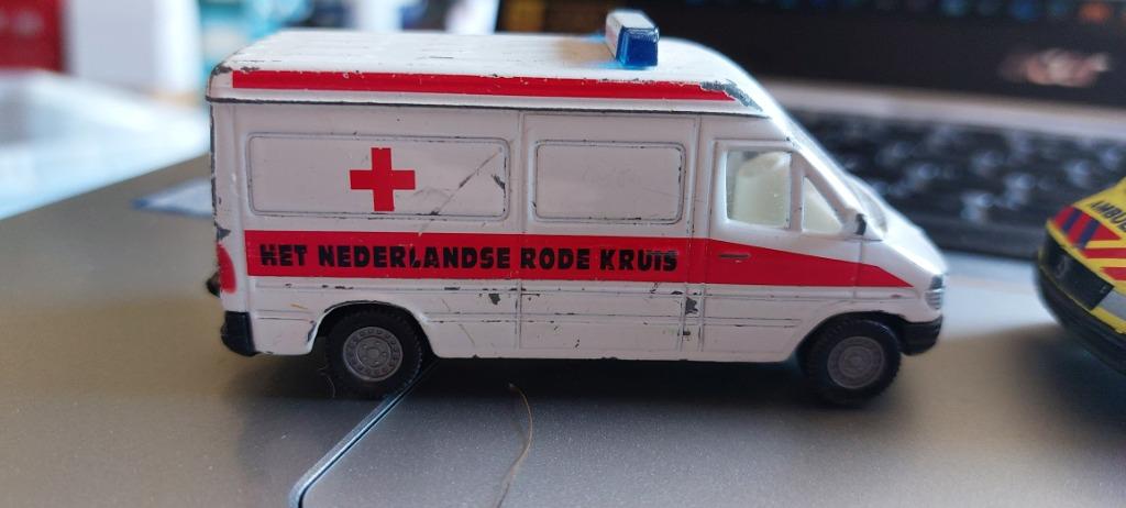 H0LK 0929 MERCEDES-BENZ BESTELBUSJES AMBULANCES 1:87., Verzenden, Gebruikt, Auto, SIKU
