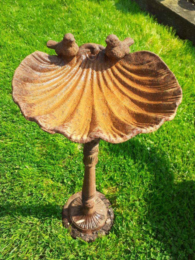 Prachtig, roestgepatineerd gietijzeren vogelbad, Tuin en Terras, Ophalen of Verzenden, Zo goed als nieuw