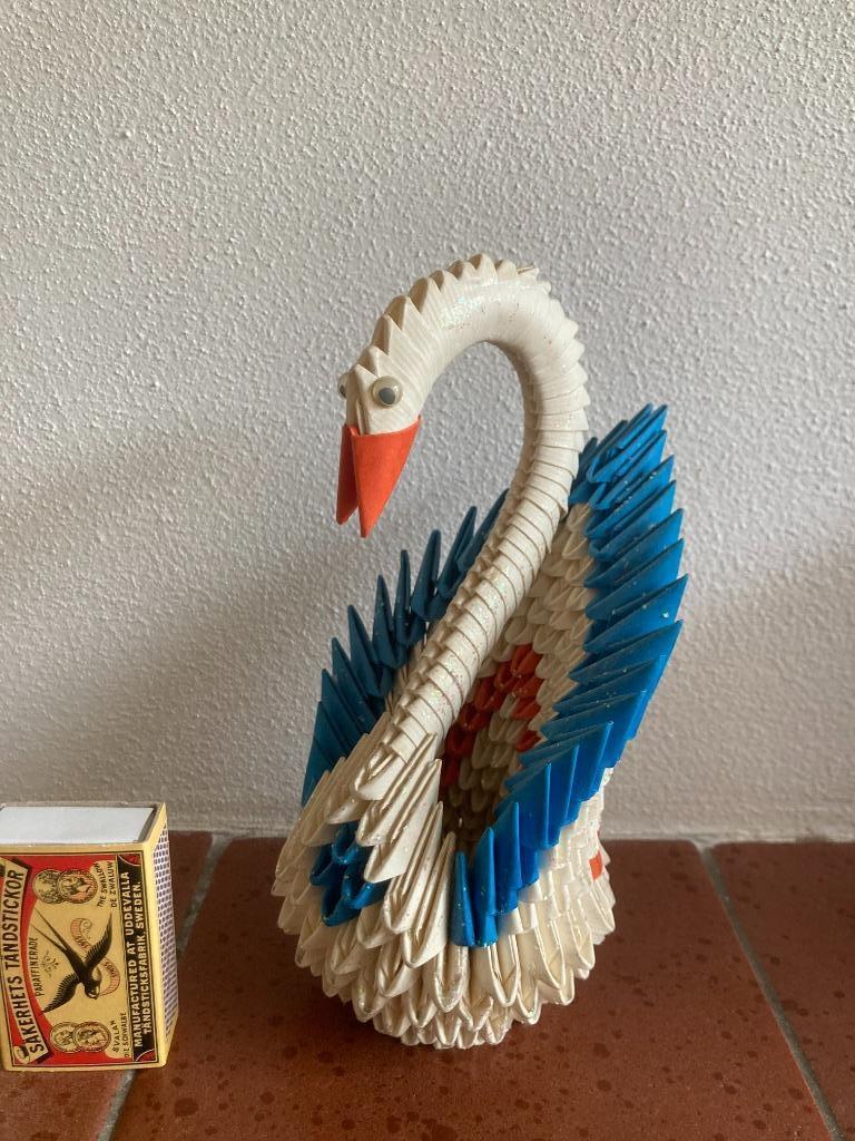 papiervouwkunst origami papieren kleine zwaan blauw oranje, Verzamelen, Ophalen of Verzenden, Zo goed als nieuw, Dier