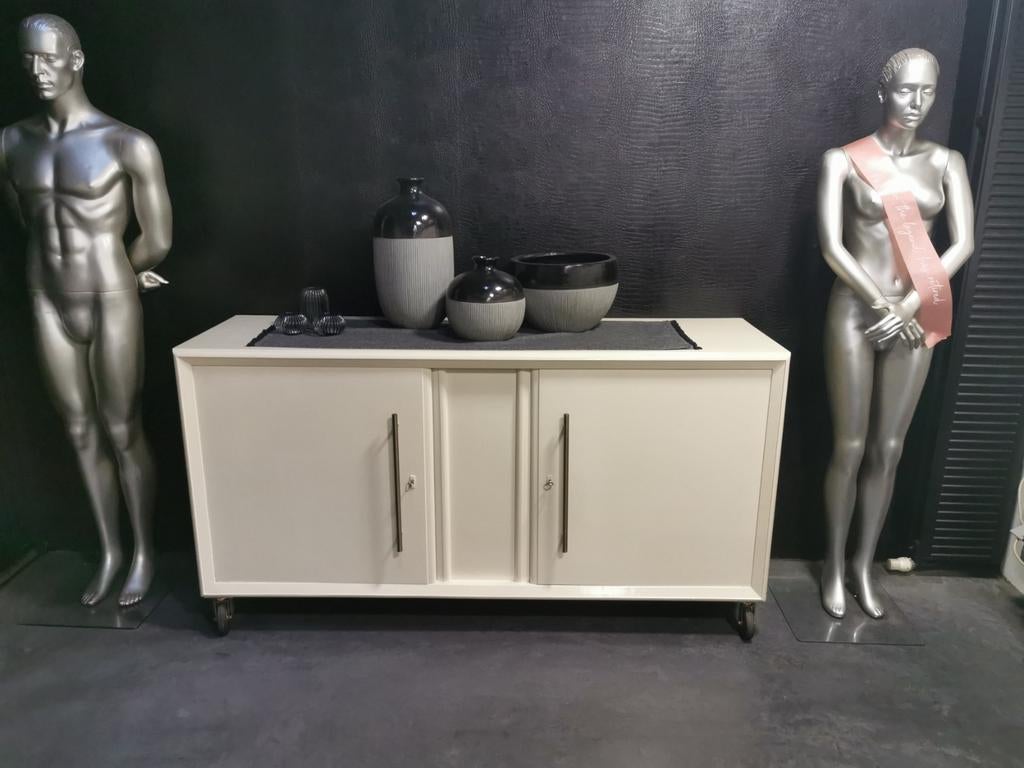 Vintage kast 2 leggers, op rvs wielen, 2 Oscar poppen ., Ophalen