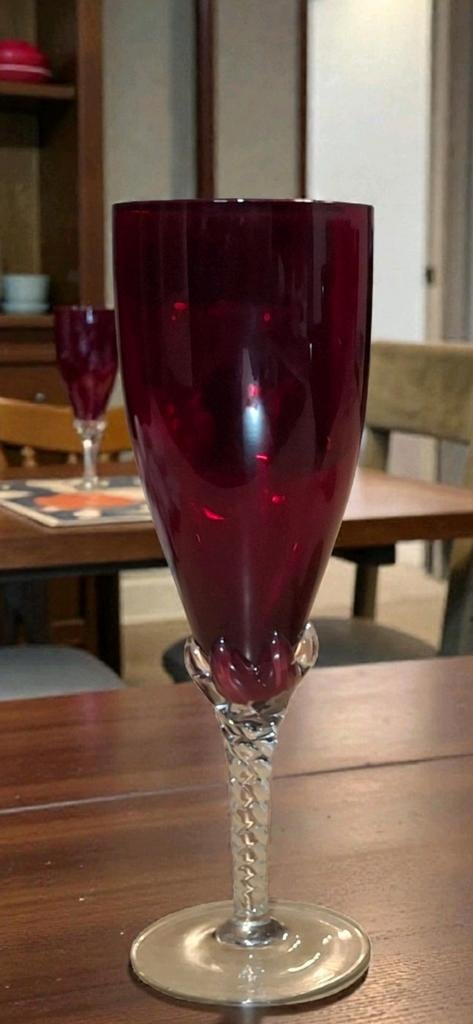 Set van 6 champagnefluiten robijnrood met gedraaide voet 19, Ophalen of Verzenden