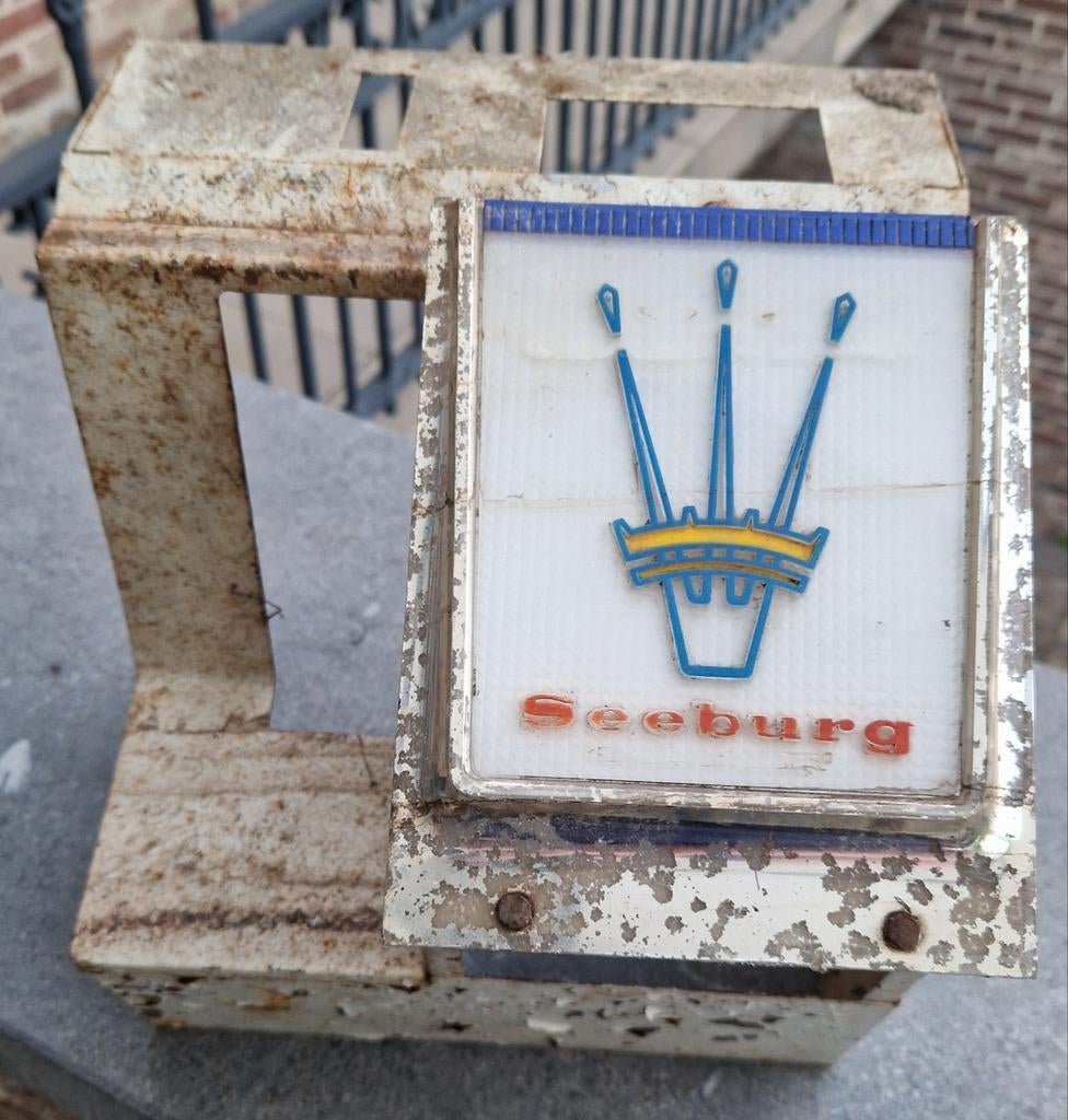 Couvercle du mécanisme Seeburg, Enlèvement