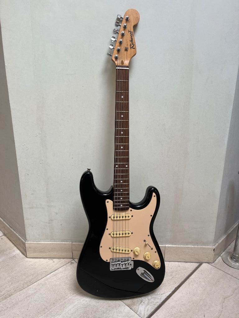 Elektrische gitaar Richwood, gitaartas Fender, riem Levy's, Muziek en Instrumenten, Snaarinstrumenten | Gitaren | Elektrisch, Ophalen