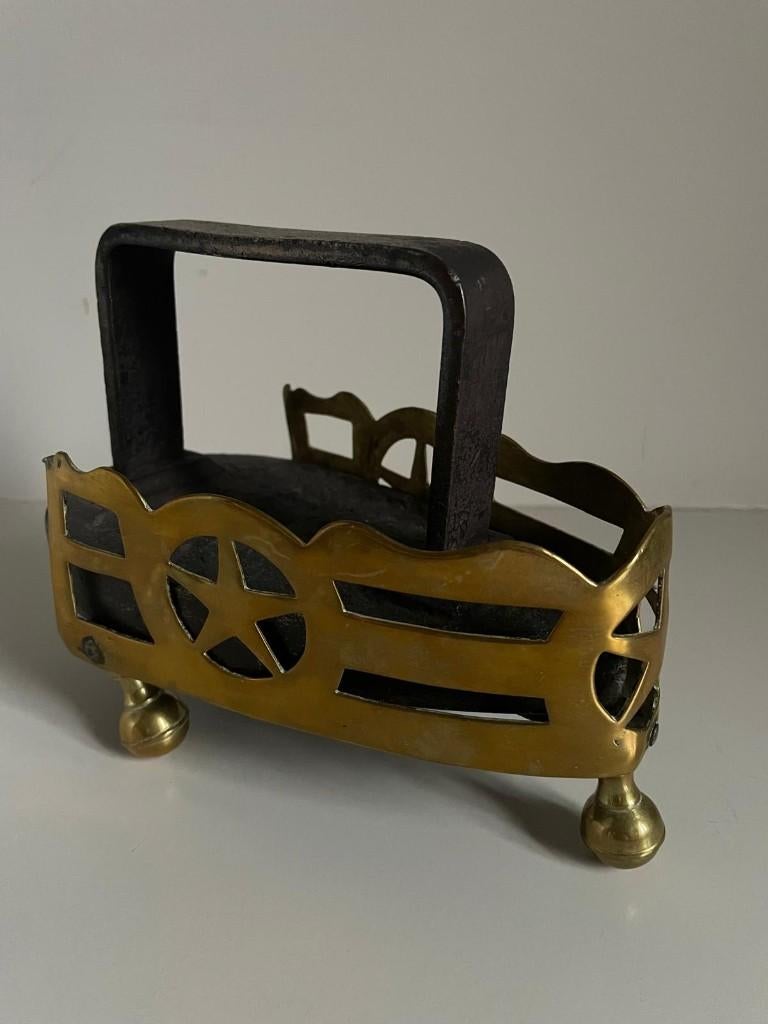 Gietijzeren strijkijzer met koperen strijkbout, Antiek en Kunst, Ophalen of Verzenden, Brons