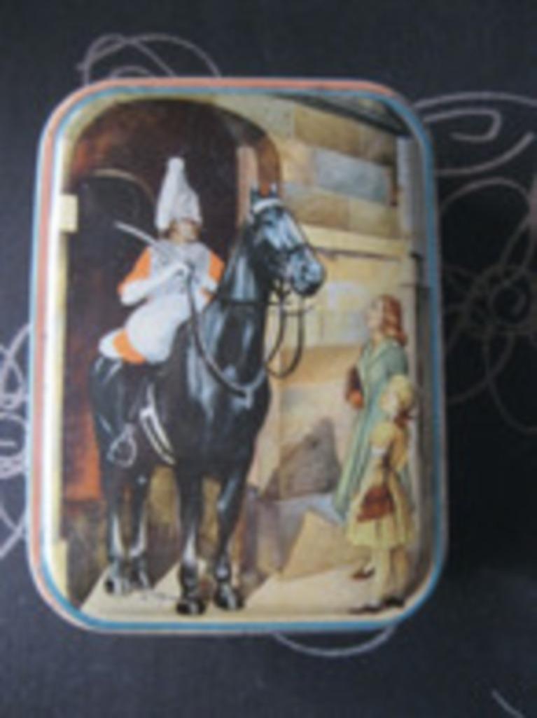 ancienne boîte en fer blanc - rare cheval et garde voir cach, Enlèvement ou Envoi, Autres marques