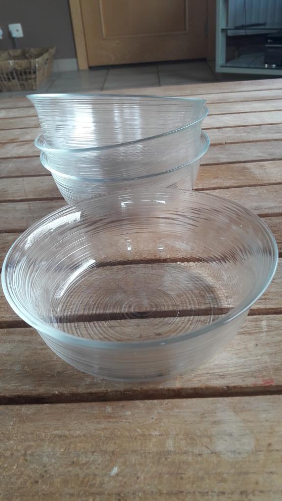 Quatre magnifiques raviers en verre. (2 € pr tout)., Enlèvement ou Envoi, Comme neuf, Verre, Récipient(s)