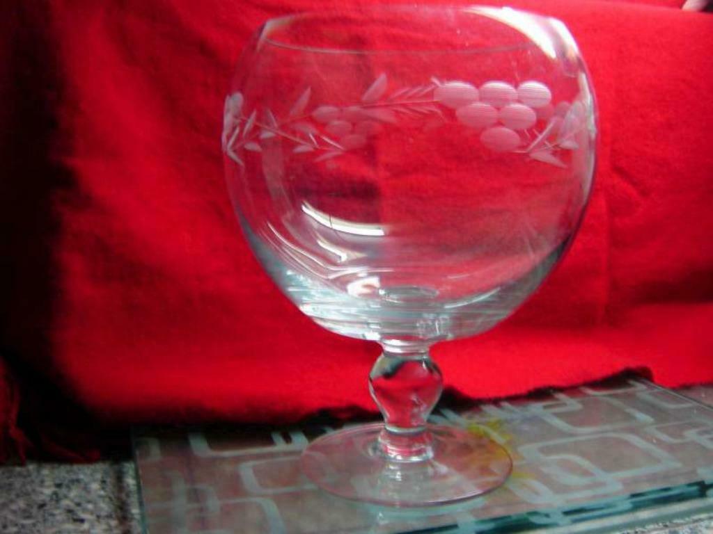 KRISTAL COUPE model wijnglas,op voet,met motief geslepen, Antiquités & Art, Antiquités | Verre & Cristal, Enlèvement ou Envoi