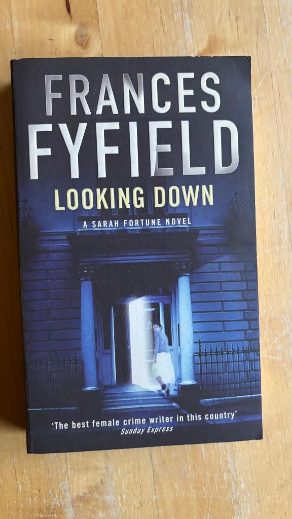 Looking Down – Frances Fyfield, Ophalen of Verzenden, Gelezen, Europa overig