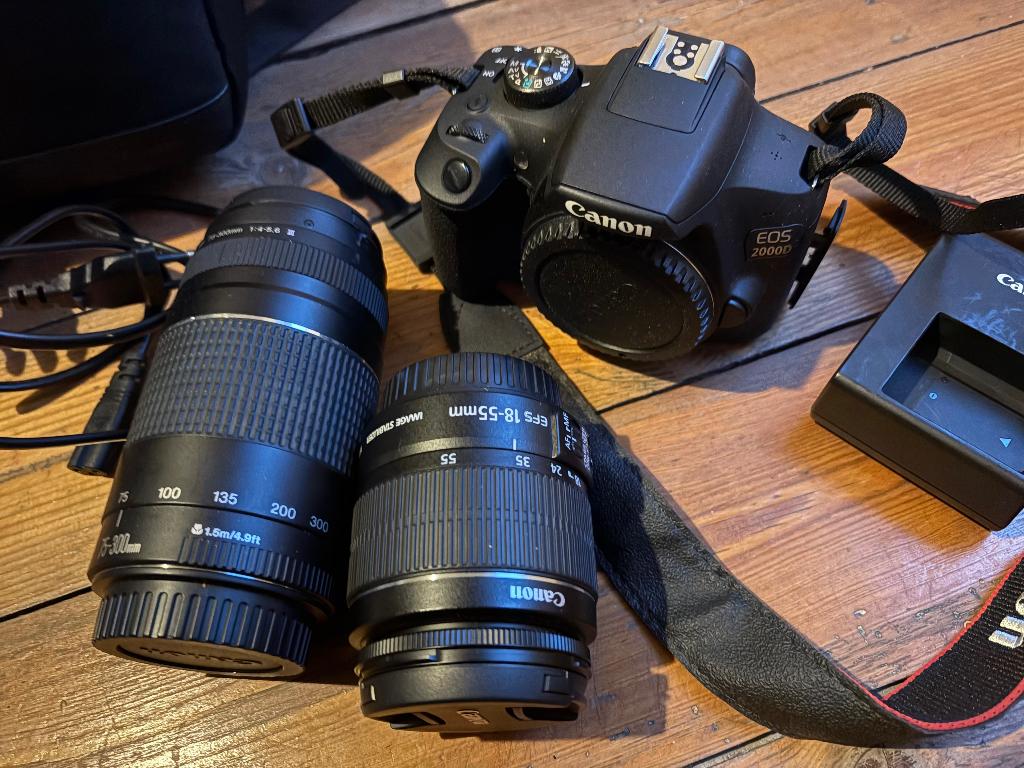 Canon EOS2000D, Ophalen of Verzenden, Zo goed als nieuw, Canon