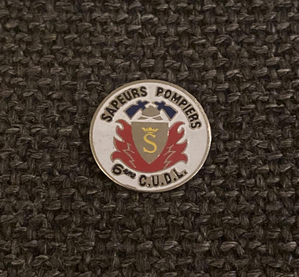 PIN - SAPEURS - POMPIERS - BRANDWEER, Collections, Envoi, Utilisé, Autres sujets/thèmes, Insigne ou Pin's