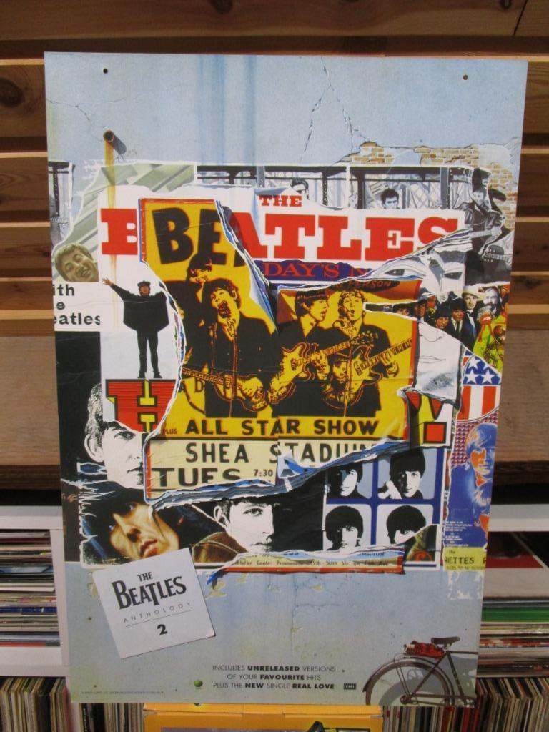 THE BEATLES ANTHOLOGY 2 - PROMO BORD - EMI/APPLE UIT WINKELS, Cd's en Dvd's, Ophalen of Verzenden, Zo goed als nieuw
