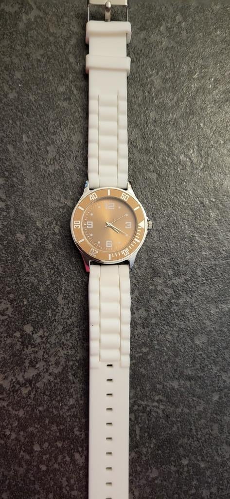 Nieuwe uurwerk,  2soorten  kunststof band, Bijoux, Sacs & Beauté, Montres | Femmes, Enlèvement ou Envoi, Neuf, Synthétique, Synthétique