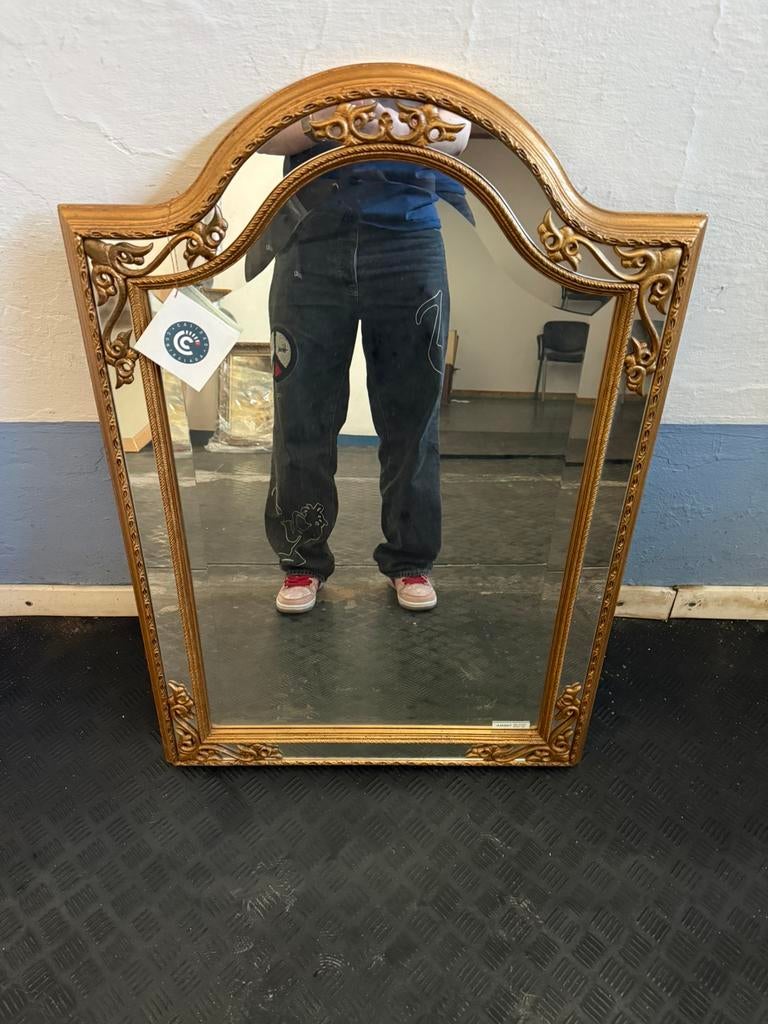 Gouden Spiegel met Ornamenten, Ophalen