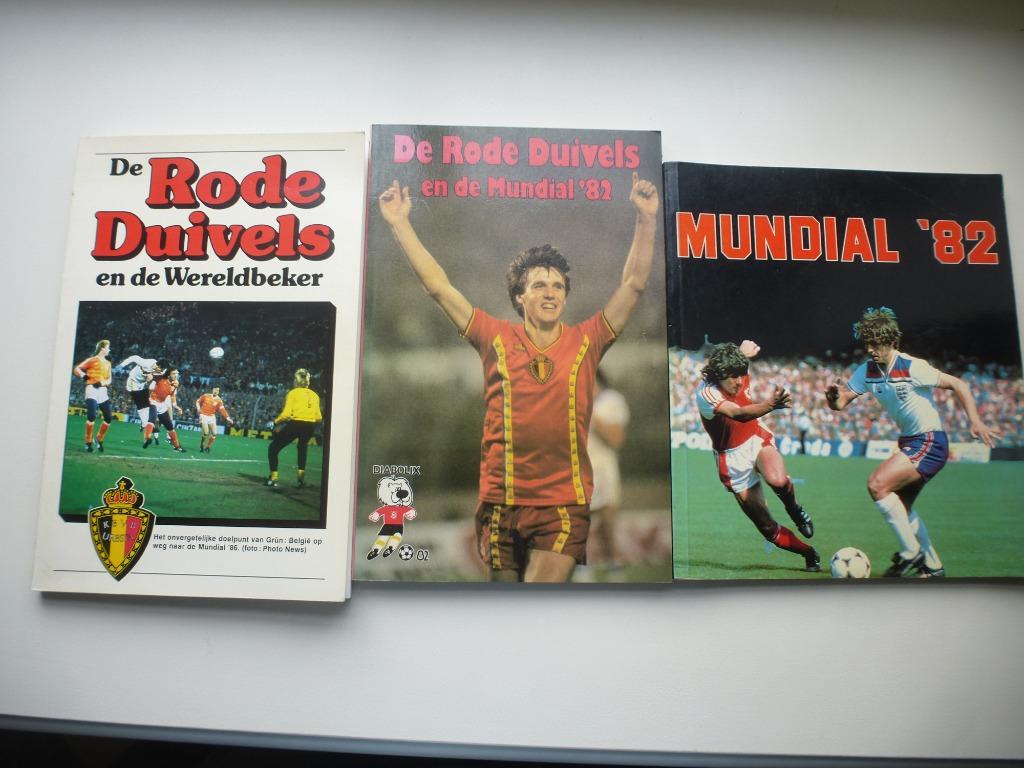 MUNDIAL 82   DE RODE DUIVELS EN DE.......  3 BOEKEN, Enlèvement ou Envoi, Comme neuf, Sport de ballon