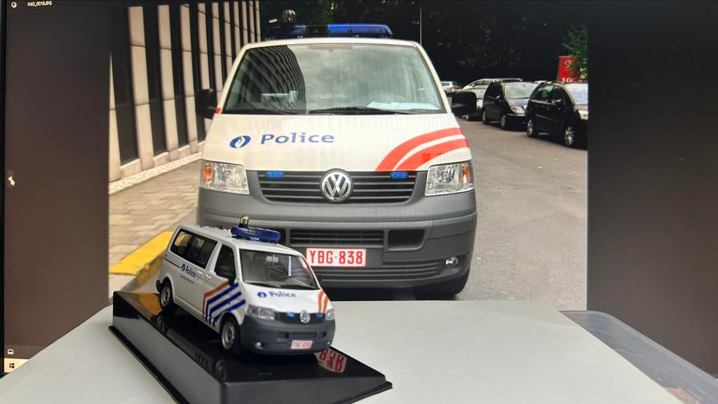 Minichamps Volkswagen T5 police fédérale politie 1/43 code 3, Hobby & Loisirs créatifs, Voitures miniatures | 1:43, Comme neuf