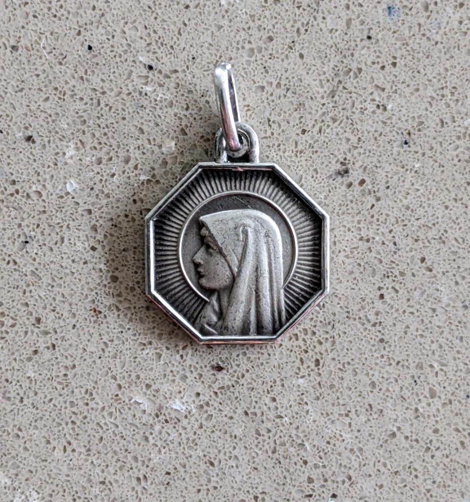 Medaillon, hanger van Maagd Maria, hexagonaal., Ophalen of Verzenden, Nieuw, Sieraad, Christendom | Katholiek