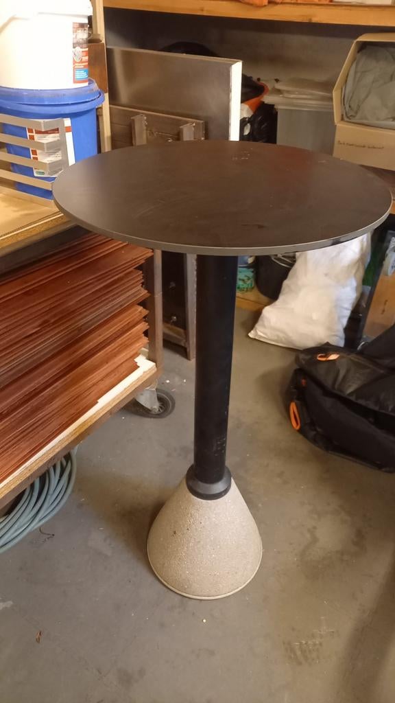 Table haute Design Magis. Valeur 920 eur, Ophalen