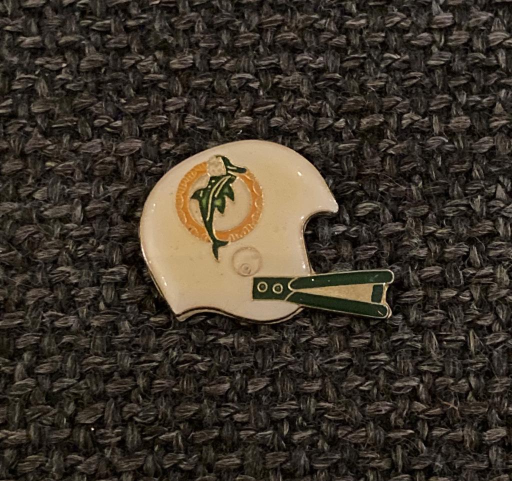 PIN - MIAMI DOLPHINS - NFL - AMERICAN FOOTBALL - RUGBY, Verzenden, Gebruikt, Sport, Speldje of Pin