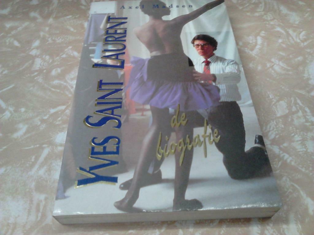 Yves Saint Laurent - de biografie, Boeken, Ophalen of Verzenden, Gelezen