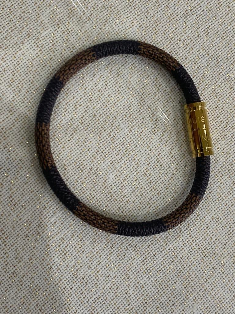 Bracelet Louis Vuitton cordon monogramme marron, Neuf, Enlèvement ou Envoi, Or, Avec strass