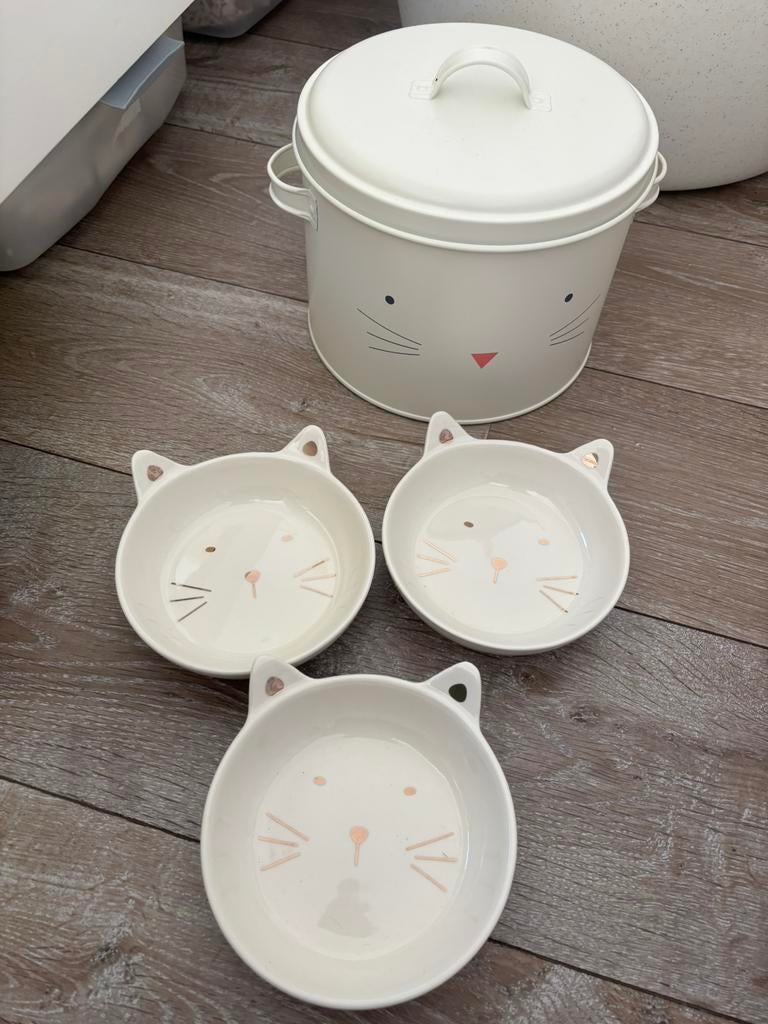 3 schaaltjes en 1 pot voor kattenvoeding, Ophalen