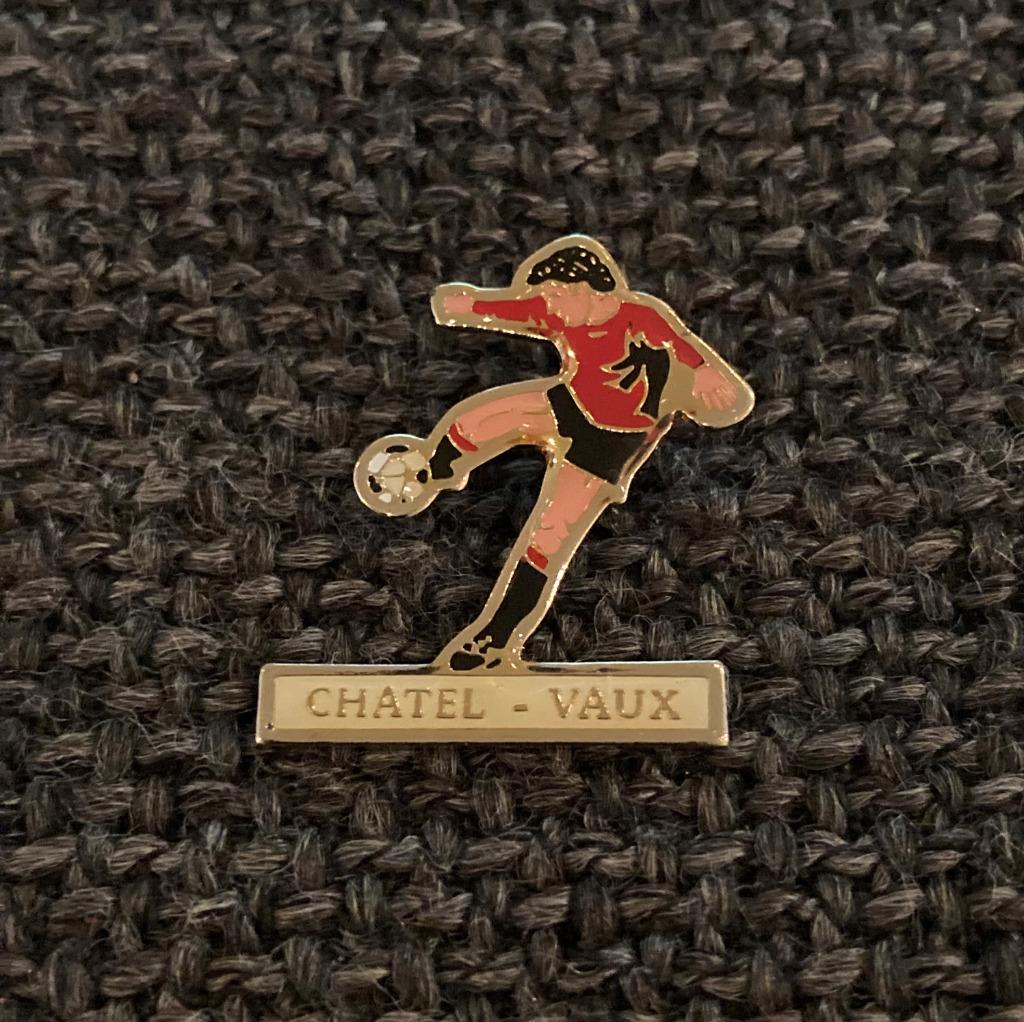 PIN - CHATEL - VAUX - VOETBAL - FOOTBALL, Verzenden, Gebruikt, Sport, Speldje of Pin