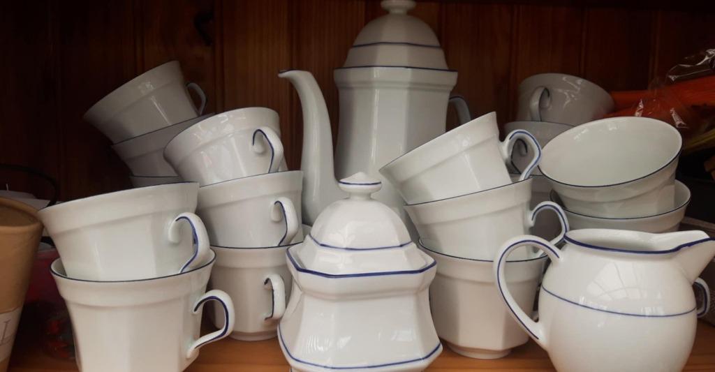 Koffieservies: koffiekan,17tassen,suikerpot,melkkan, bordjes, Huis en Inrichting, Ophalen, Overige materialen, Gebruikt, Overige stijlen
