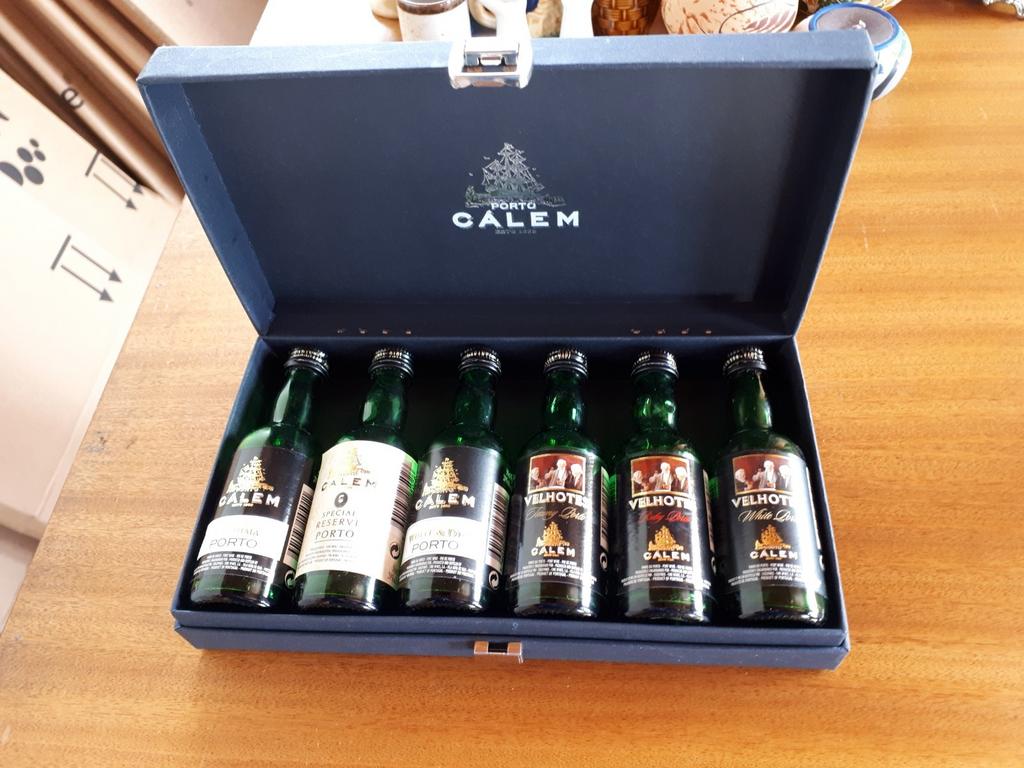 Mooi koffertje met 6 lege kleine porto flesjes, Ophalen of Verzenden, Gebruikt