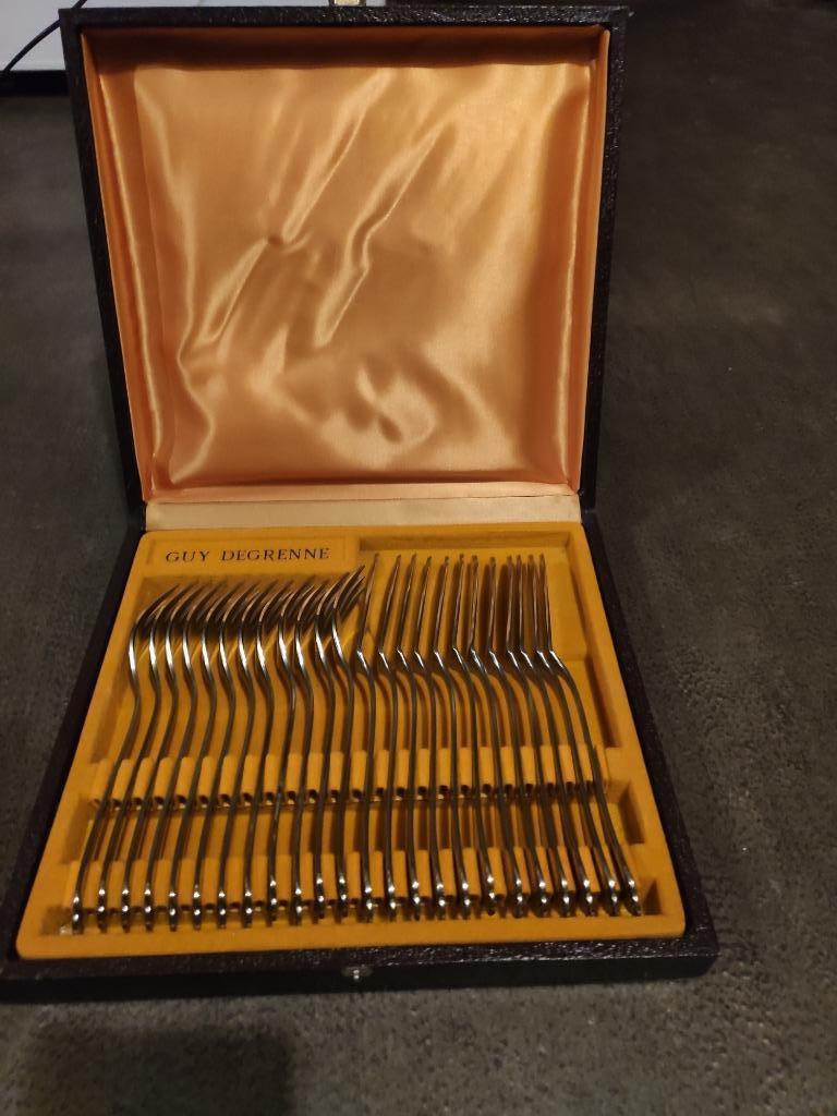 coffret de couvert en inox - Guy Degrenne, Neuf, Enlèvement ou Envoi, Autres types, Autres matériaux