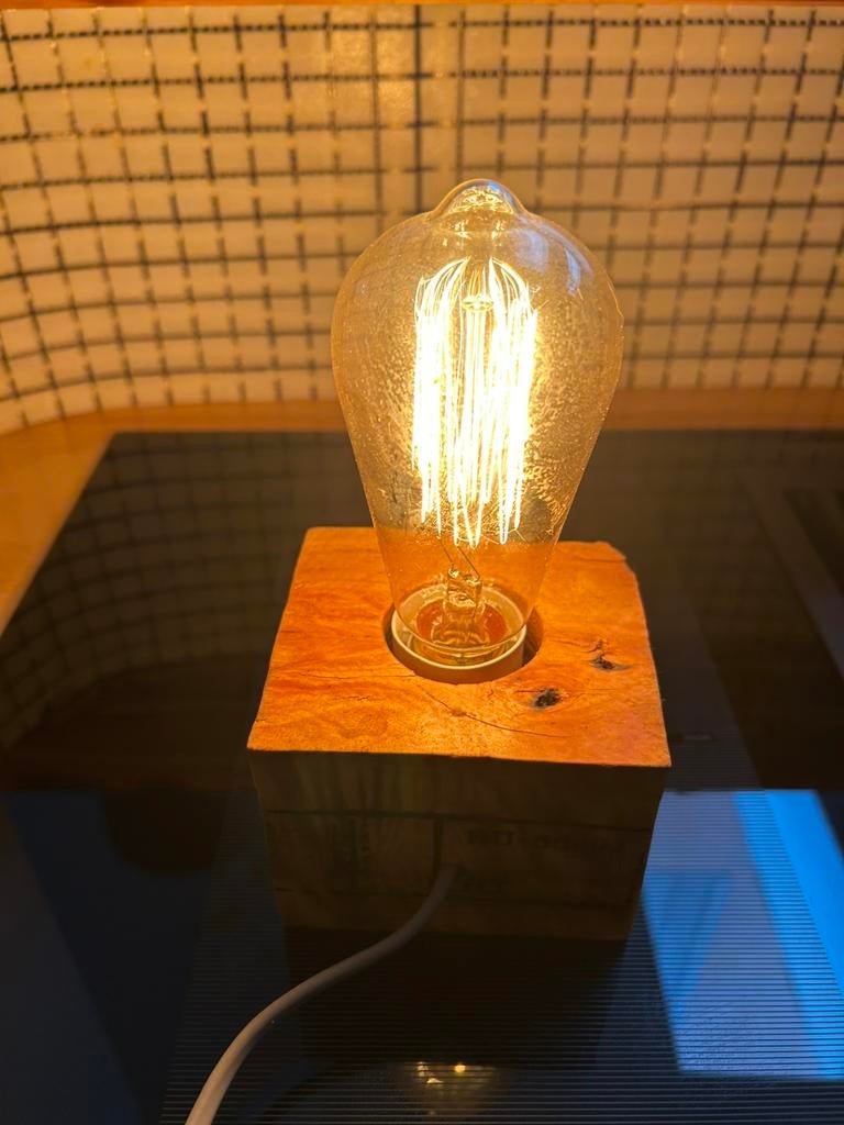 Unieke lamp…enig stuk met gratis gsm houder., Enlèvement ou Envoi, Neuf, Bois