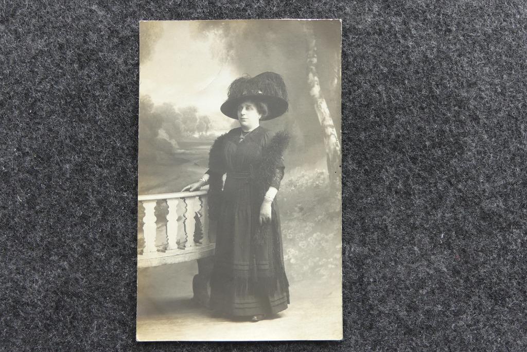 Postkaart vrouw in het zwart, Photographie Samson Liege, Enlèvement ou Envoi, Avant 1920, Non affranchie