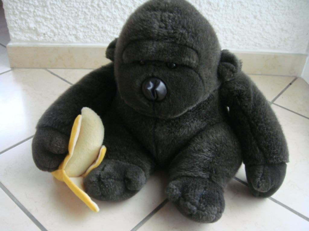 Peluche gorille avec sa banane. Brun "Vintage". Haut. 33cm., Enlèvement ou Envoi, Utilisé, Autres types