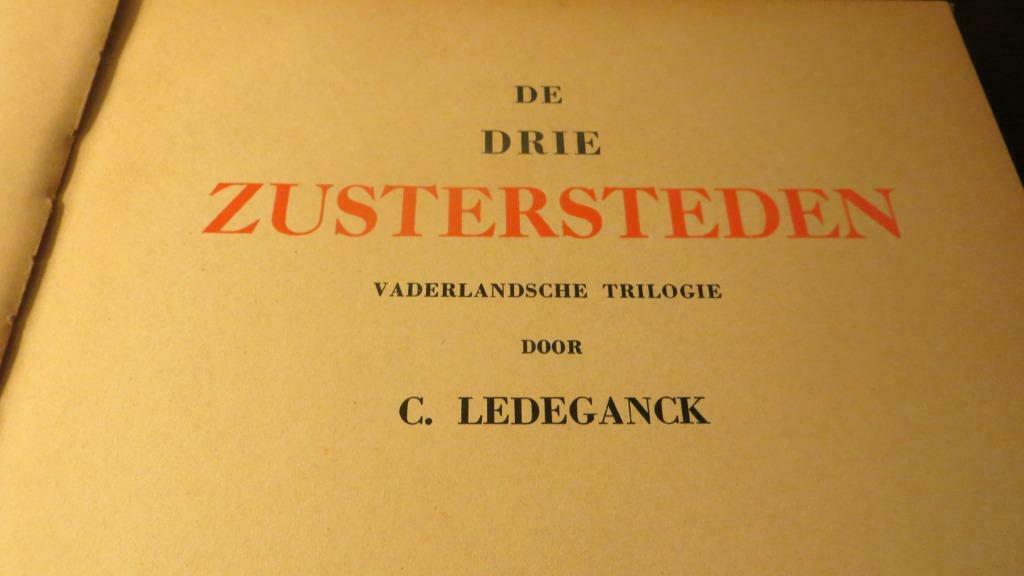 Uniek boek  ,, DE DRIE ZUSTERSTEDEN ,, uit 1941 C.LEDEGANCK, Antiek en Kunst, Antiek | Boeken en Manuscripten, Ophalen of Verzenden