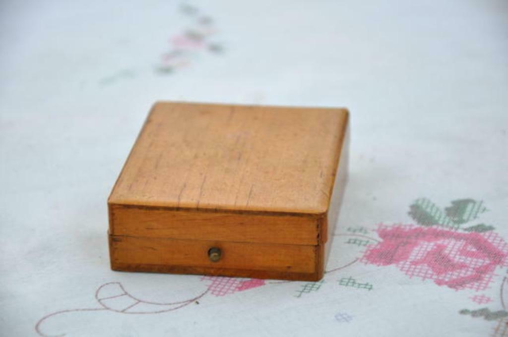 §  boite porte montre en bois et velours, Antiquités & Art, Enlèvement ou Envoi