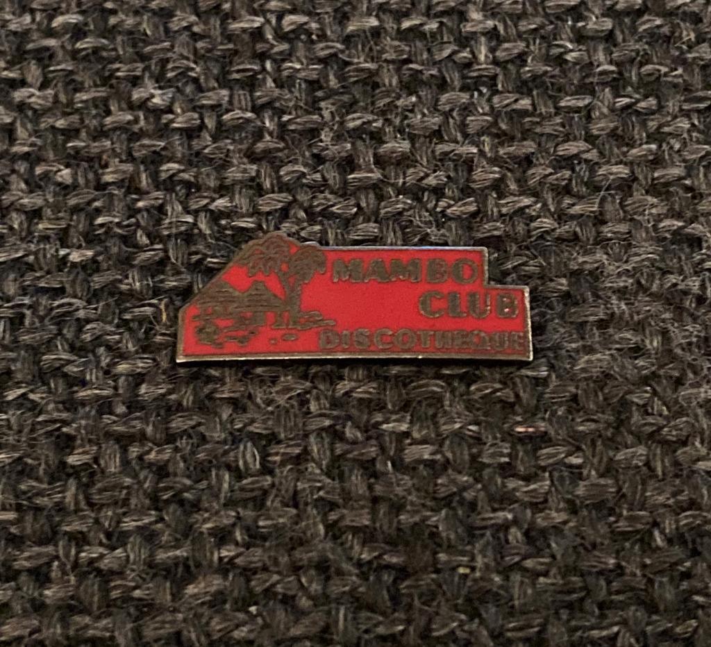 PIN - MAMBO CLUB - DISCOTHEQUE, Collections, Envoi, Utilisé, Autres sujets/thèmes, Insigne ou Pin's