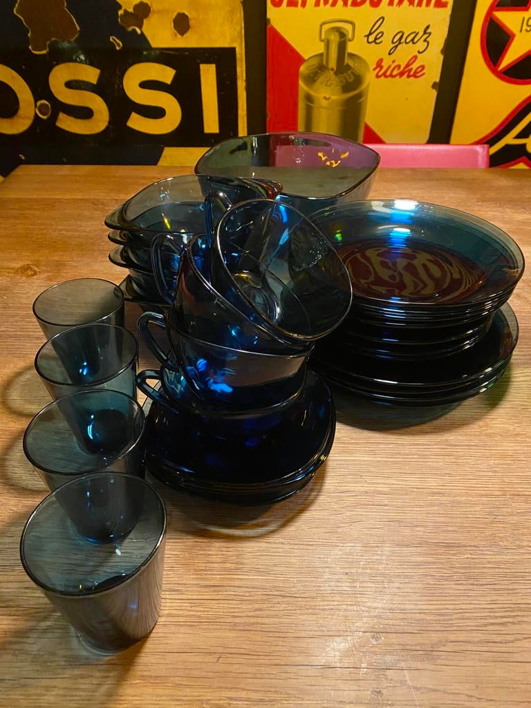 Groot servies glas donkerblauw Arcopal, Huis en Inrichting, Keuken | Servies, Ophalen of Verzenden, Zo goed als nieuw, Glas, Bord(en)