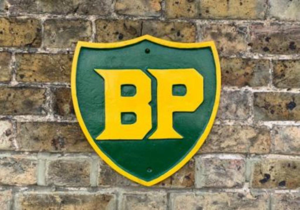Zwaar gietijzeren BP reclame bord mancave garage showroom, Ophalen of Verzenden, Zo goed als nieuw, Reclamebord