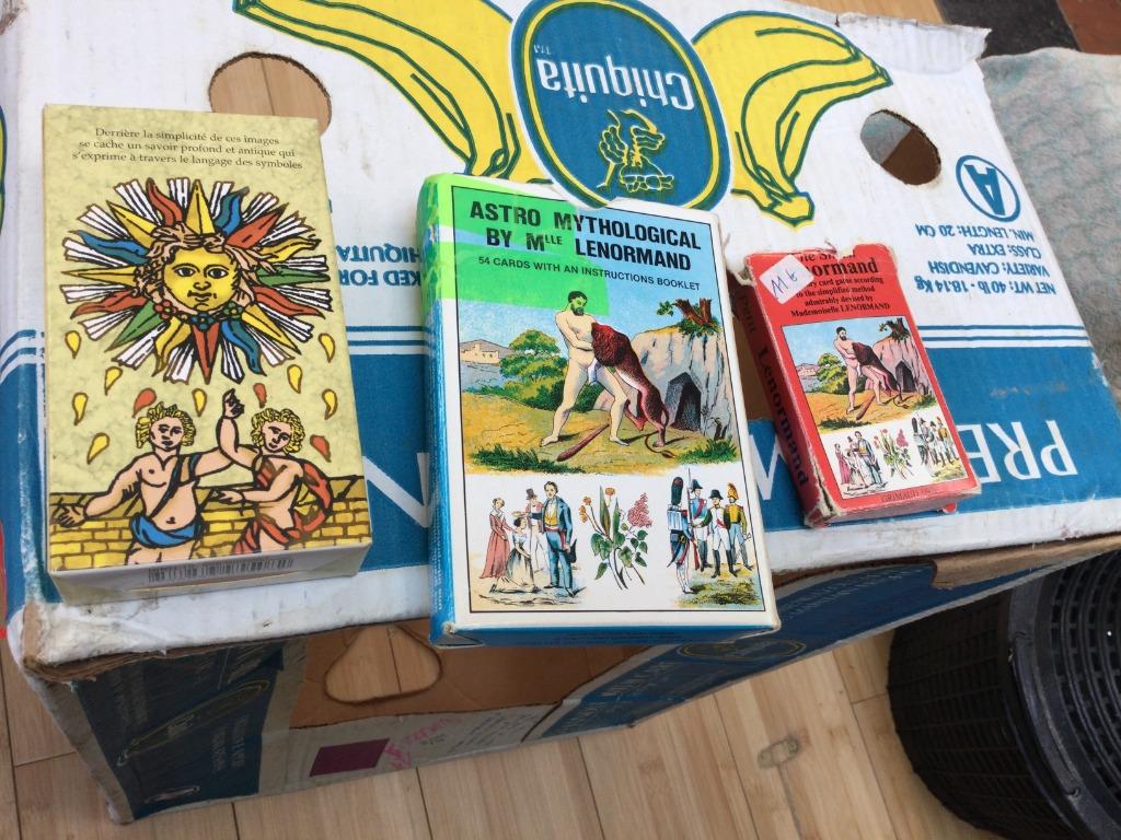 TAROTS"MARSEILLE"LENORMAND+LIVRE"LES TAROTS"GRATUIT, Tarot ou Tirage de Cartes, Enlèvement ou Envoi, LAURA TWAN, Utilisé
