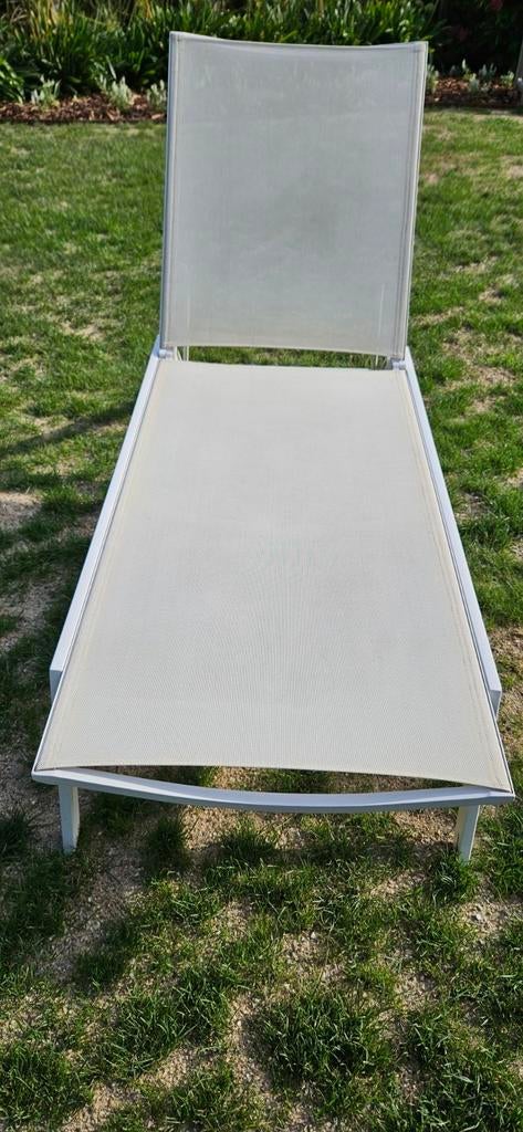 Chaise longue Jati&Kebon blanc/crème en très bon état, Enlèvement, Comme neuf, Aluminium, Pliant