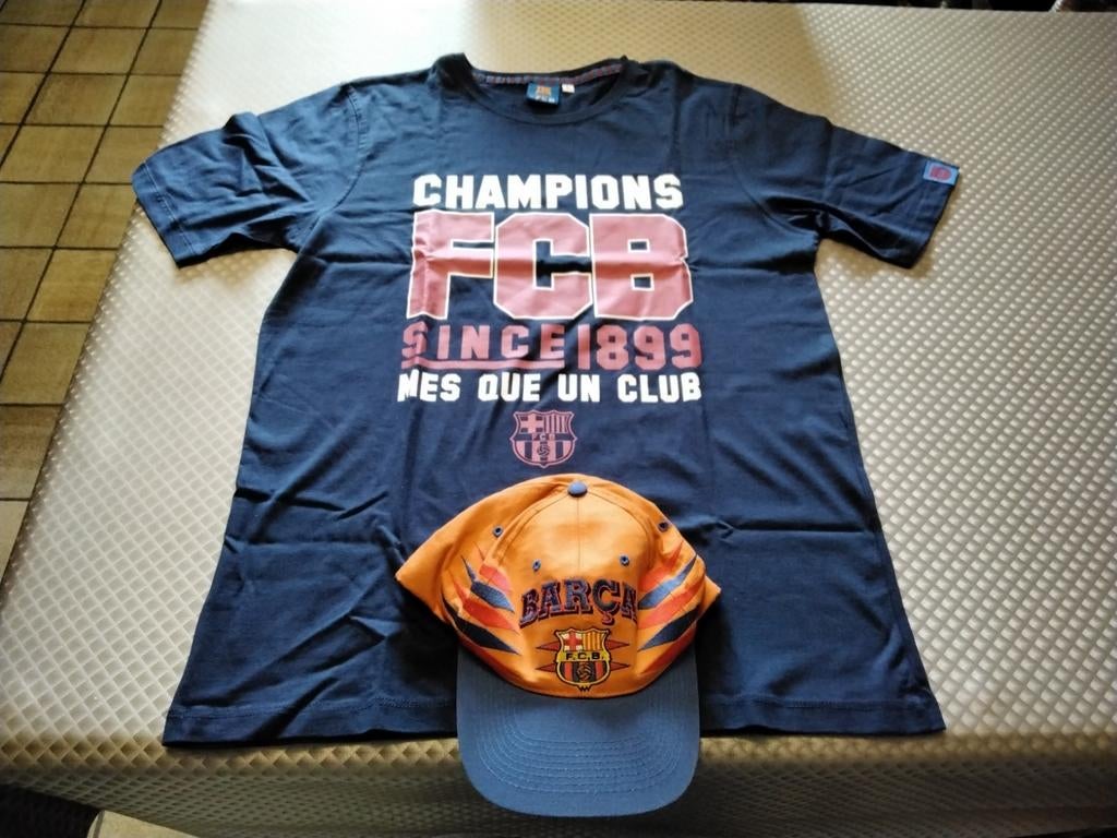 Barcelona 't shirt en pet nieuw, Ophalen of Verzenden, Zo goed als nieuw